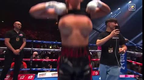 daniella boxing flash uncensored|OnlyFans model Daniella Hemsley flashes crowd to celebrate。